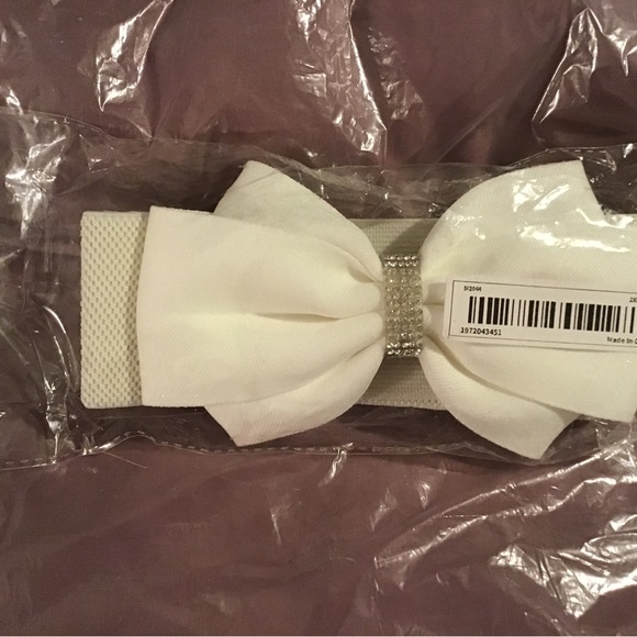 3/$16.00 Elastic Bow-Tie Belt - Picture 3 of 7